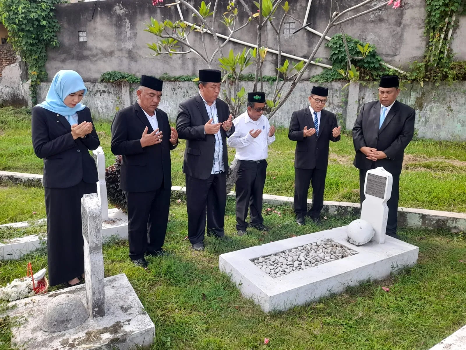 Peringati Hari Jadi ke-80, Kadis Perindag Mengikuti Ziarah ke Makam Bupati ke-8