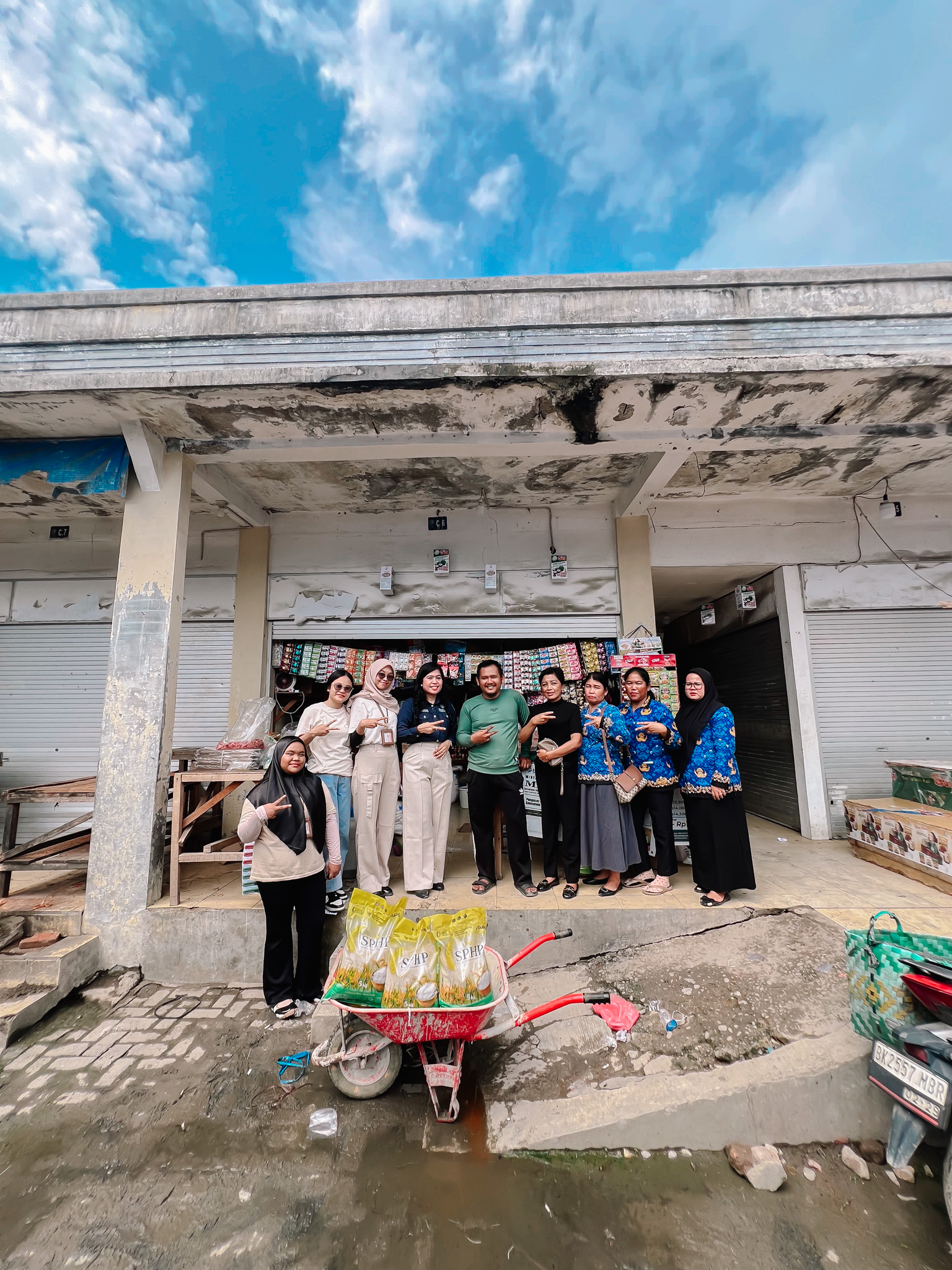 Disperindag Salurkan Beras SPHP BULOG ke Pedagang Pasar Bakaran Batu